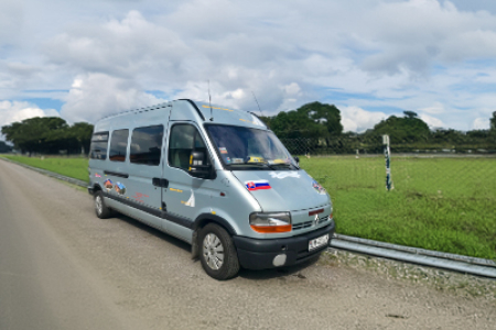 Minibus Renault Master 8 alebo 15 cestujúcich a 1 vodič.